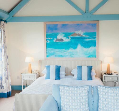 Image de la chambre d'hotel montrant un grand lit deux places