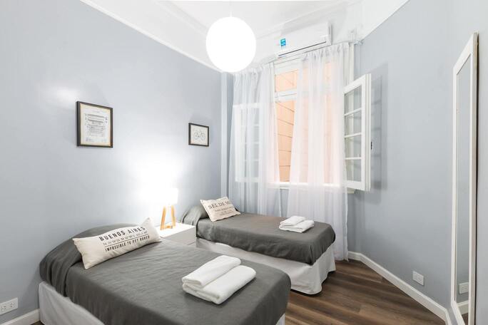 Image de la chambre d'hotel montrant deux lits et une fenetre