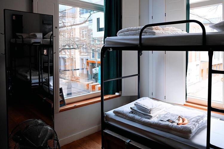 Image de la chambre de l'auberge montrant deux lits superposés