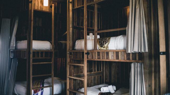 Image de la chambre de l'auberge montrant quatre lits superposés