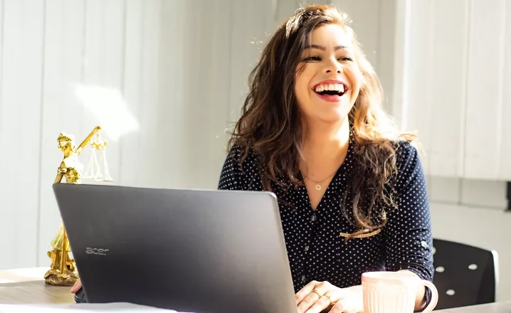 Entreprise - Photo d'une femme souriante, et de son ordinateur