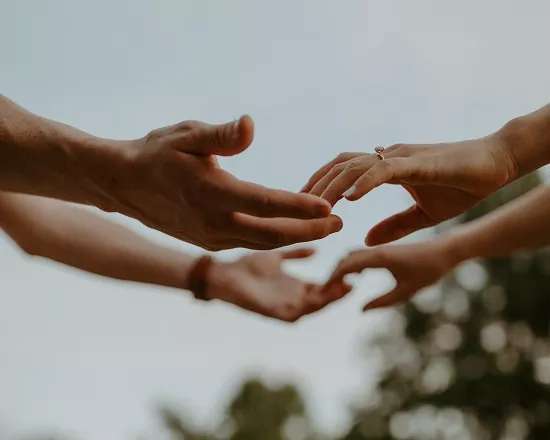 Mariage - Photo des mains des mariés, qui vont se toucher