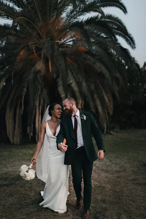 Mariage - Photo des mariés devant un immense palmier